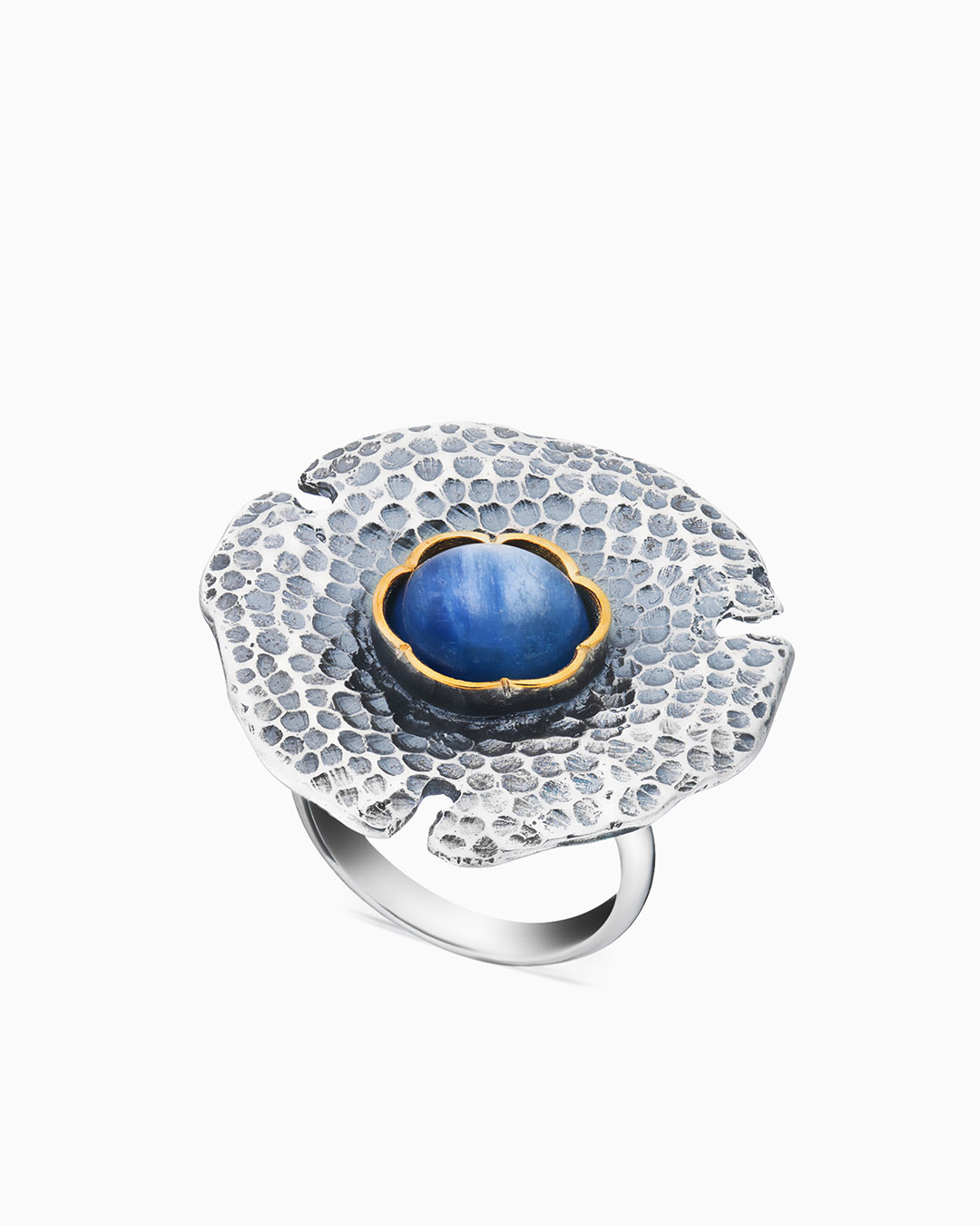 Крупное серебряное кольцо с кианитом круглой формы - фото 1