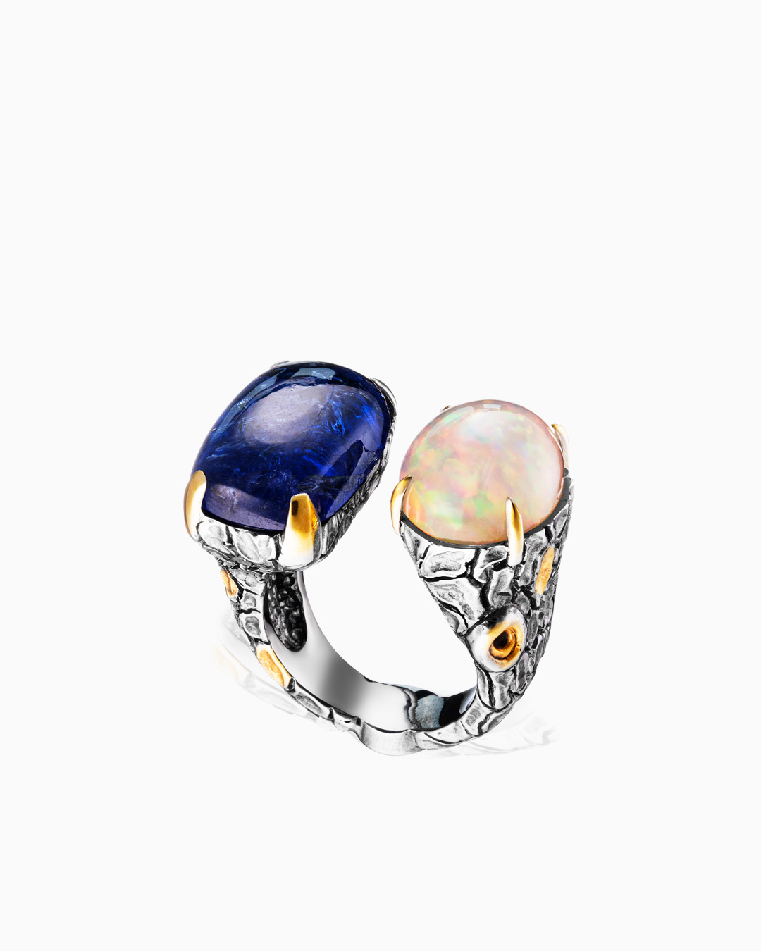 Статусное текстурированное серебряное кольцо с крупным камнем танзанитом и опалом - фото 1